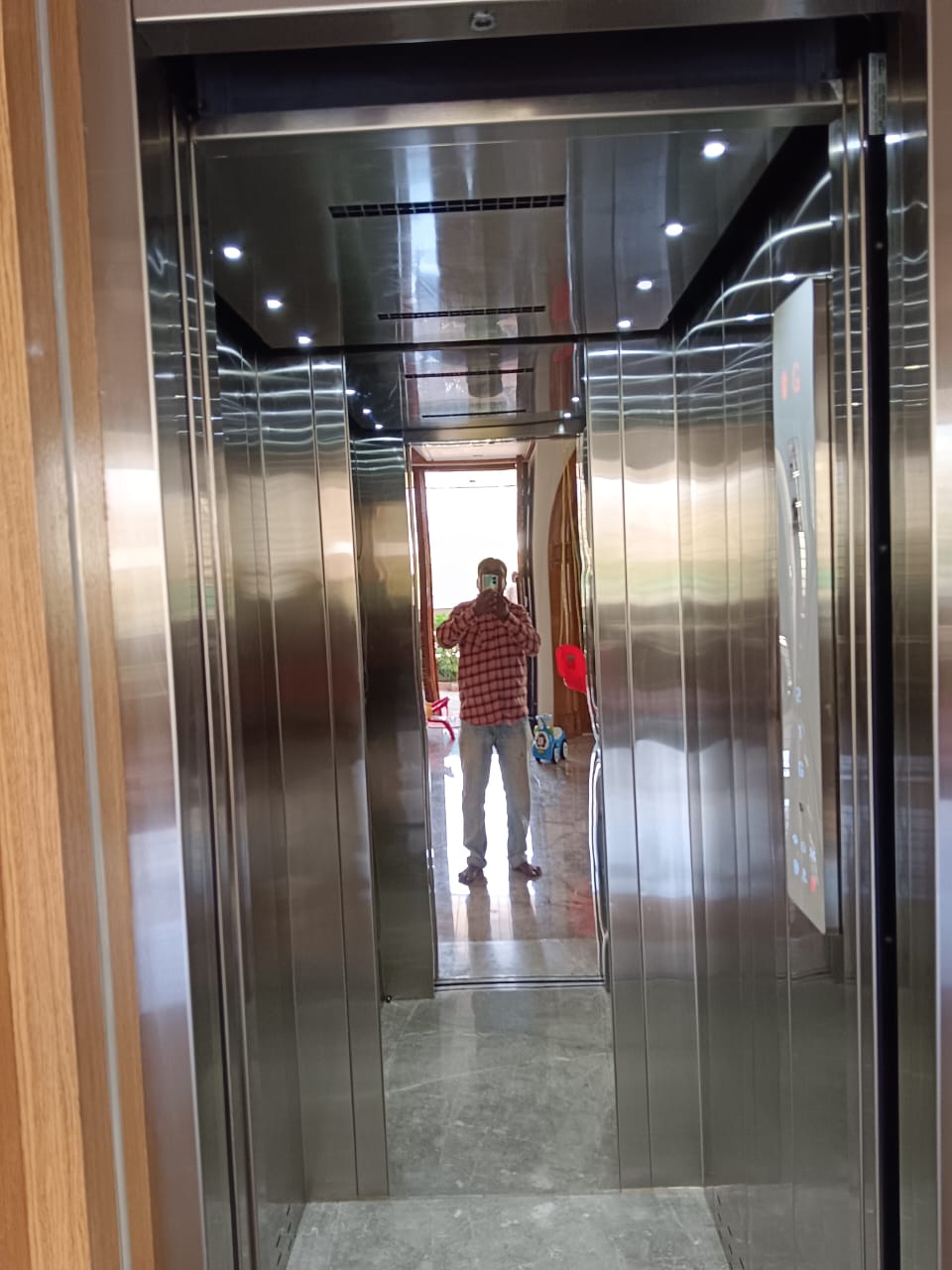 Stainless steel elevator with mirror finish